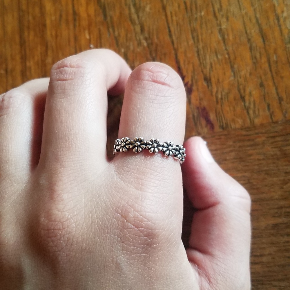NWOT Silver Flower Ring - Picture 5 of 8
